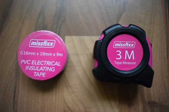 Missfixx-pinker-Werkzeuggürtel-Isolierband-und-Maßband-Probenqueen