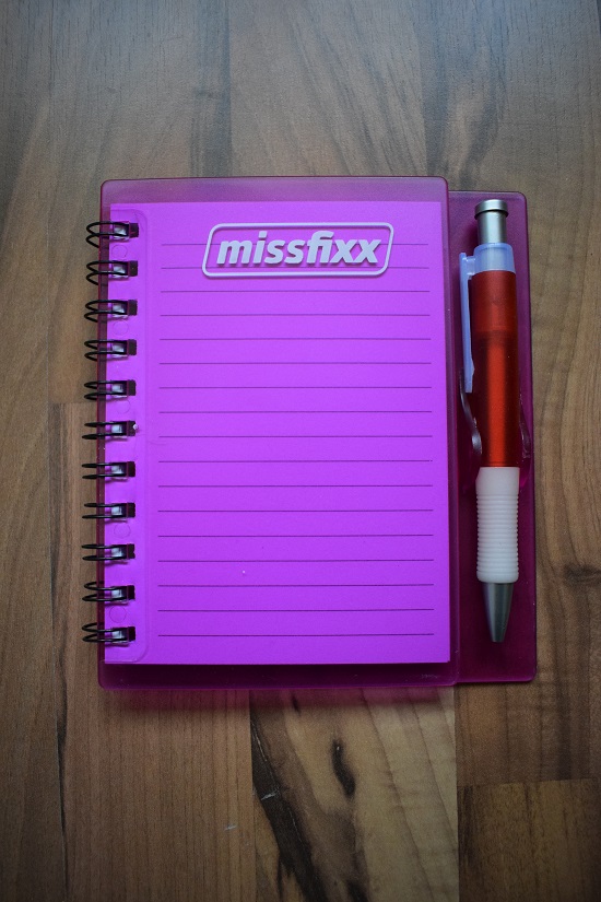 Missfixx-pinker-Werkzeuggürtel-Notizblock-mit-Kugelschreiber-Probenqueen