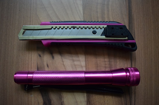 Missfixx-pinker-Werkzeuggürtel-Cuttermesser-und-Taschenlampe-Probenqueen