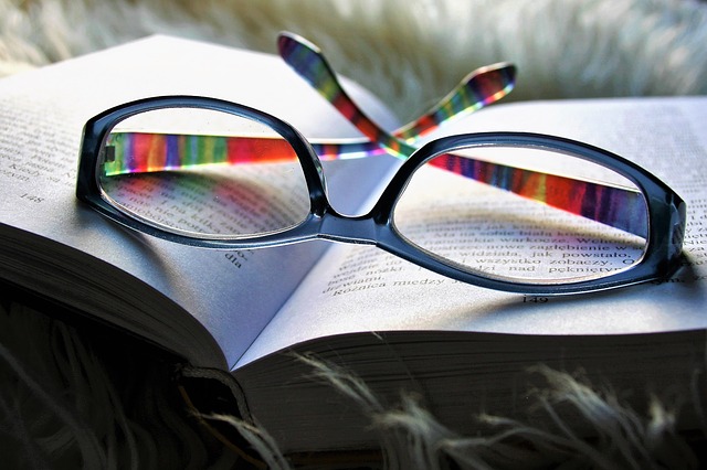 Mia Bruckmann Buch mit Brille Probenqueen