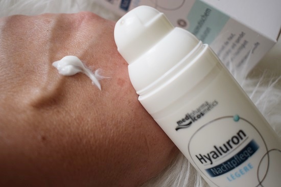 Medipharma Cosmetics Hyaluron Pflege Legere Creme auf Hand Probenqueen