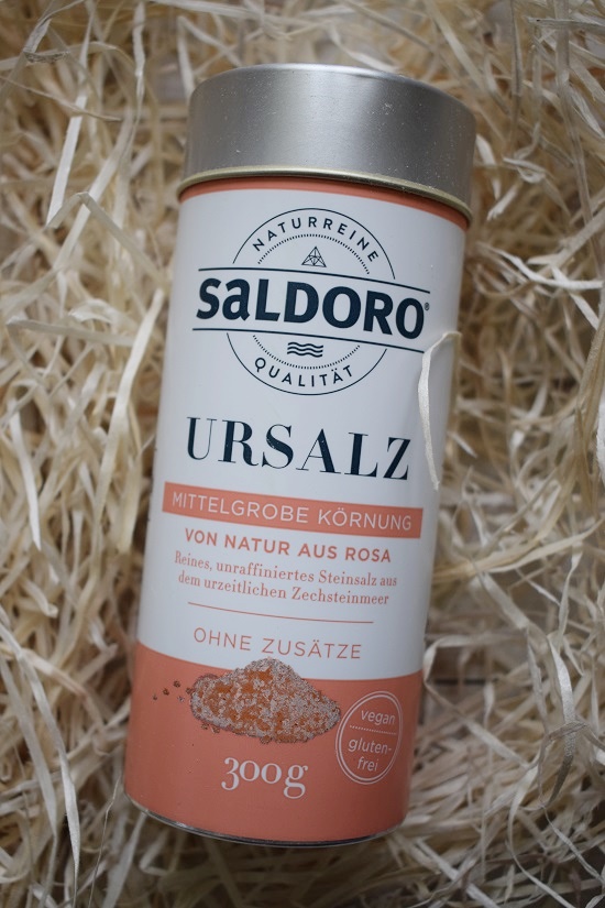 Brandnooz Box Mai 2018 www.probenqueen.de saldoro ursalz dose mit rosa Salz mittelgrobe Körnung