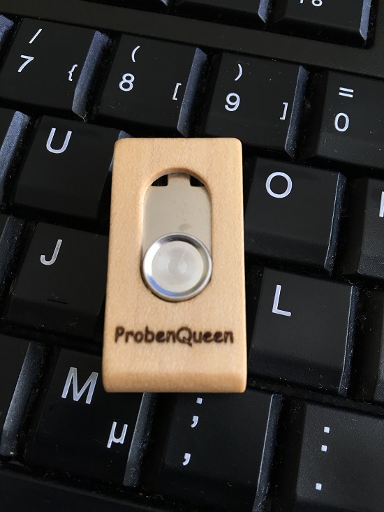 Stash der kleinste Holz-USB-Stick geschlossen auf Tastatur