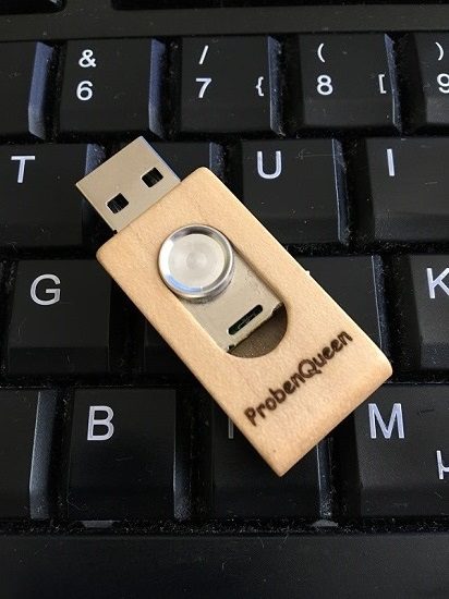 Stash der kleinste Holz-USB-Stick offen auf Tastatur