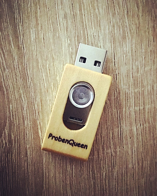 Stash der kleinste Holz-USB-Stick Stash offen auf Holz